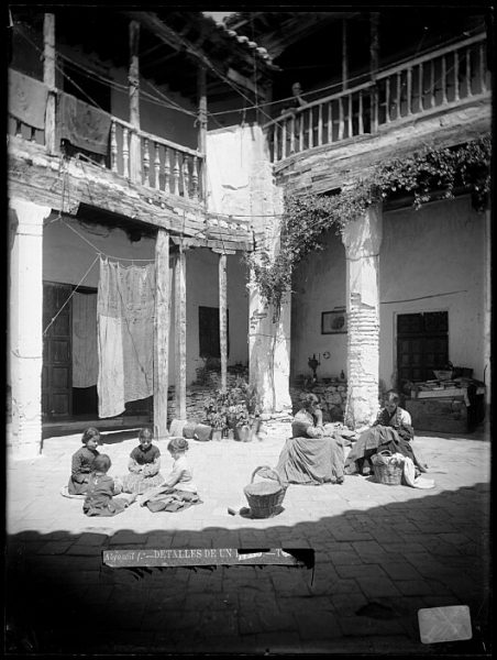 CA-0727-VI_Niñas jugando y jóvenes cosiendo en un patio de la calle de las Bulas