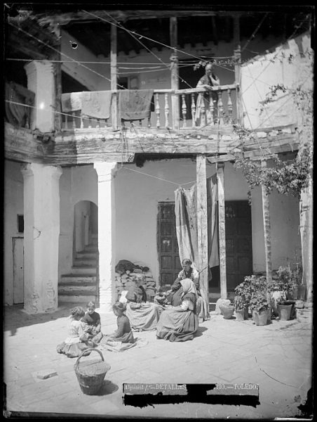 CA-0728-VI_Niñas y mujeres en un patio de la calle de las Bulas