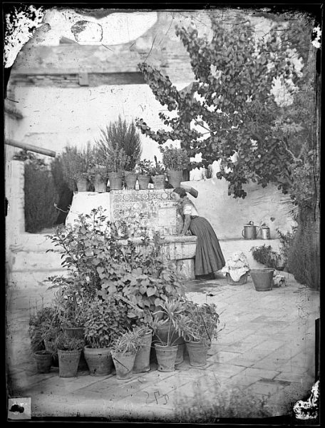 CA-0730-VI_Mujer en la fuente de un patio