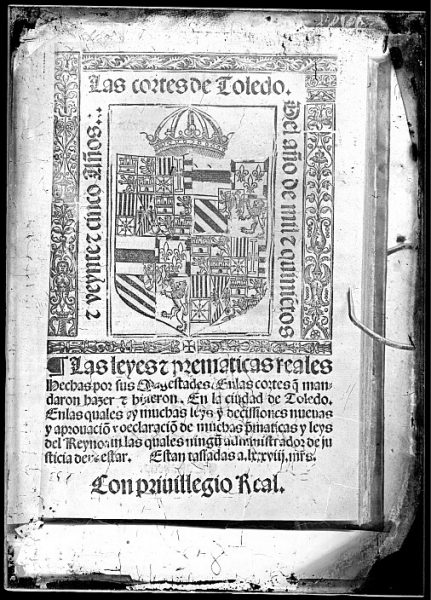 CA-0803-VI_Grabado del escudo imperial de Carlos V reproducido en un libro editado en la primera mitad del siglo XVI