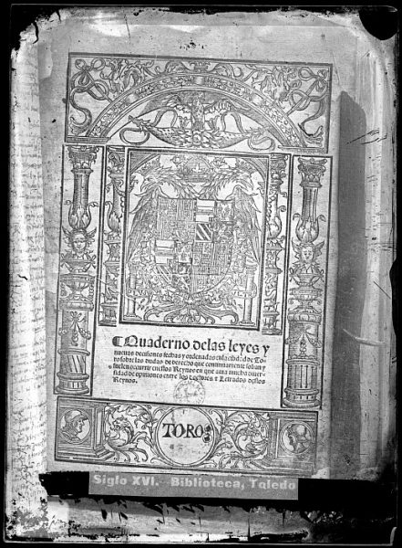 CA-0805-VI_Grabado del escudo imperial de Carlos V reproducido en un libro editado en la primera mitad del siglo XVI