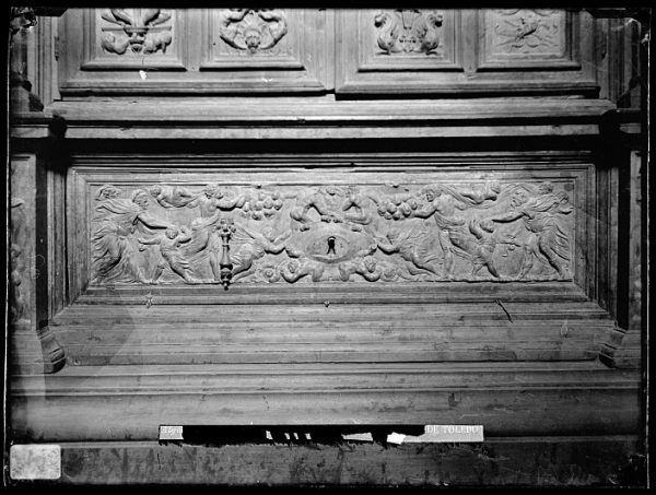 Catedral-Cajón bajo la puerta de un armario en la Antesala Capitular_CA-0253-VI