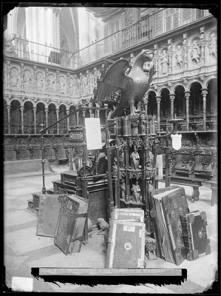 Catedral-Facistol y libros corales en el interior del coro_CA-0111-VI