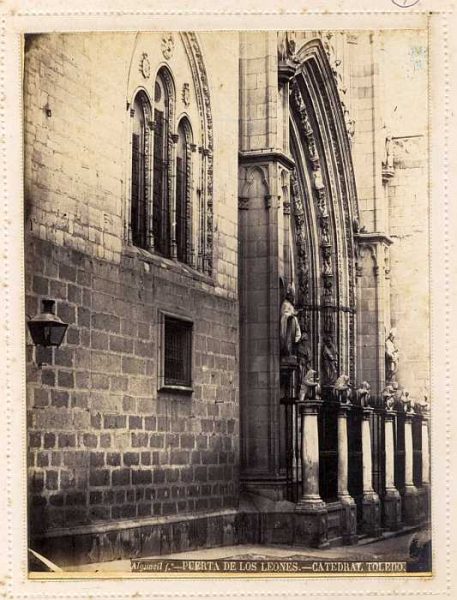 Catedral-Puerta de los Leones-Colección Luis Alba_LA-135056-PA