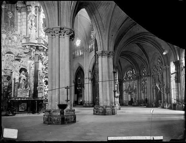 Catedral-Vista de la girola realizada cerca de la imagen de Santa Leocadia_CA-0177-VI