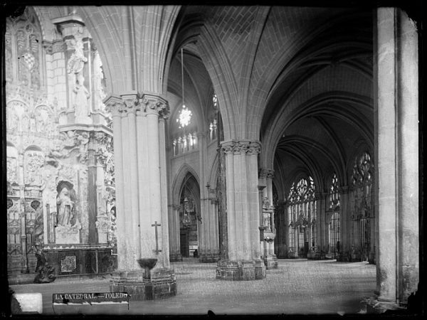 Catedral-Vista de la girola realizada cerca de la imagen de Santa Leocadia_CA-0178-VI