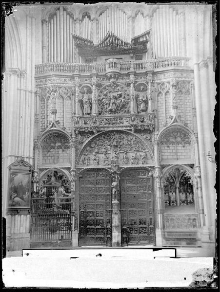 Catedral-Vista de la Puerta de los Leones desde el interior con el órgano del Emperador_CA-0197-VI