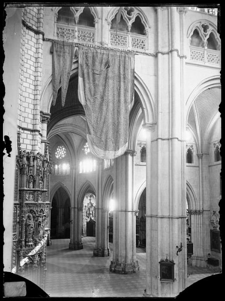 Catedral-Vista del crucero, en el lado de la Epístola, con banderas de Lepanto_CA-0170-VI