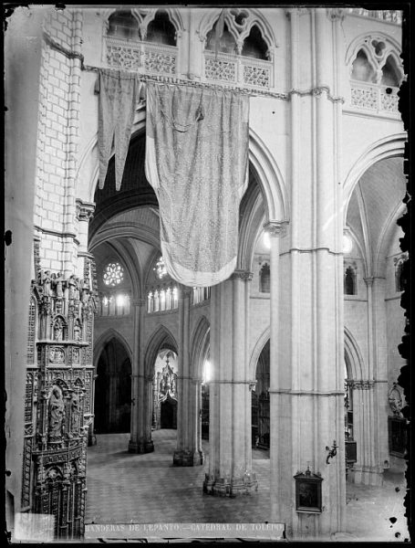 Catedral-Vista del crucero, en el lado de la Epístola, con banderas de Lepanto_CA-0174-VI