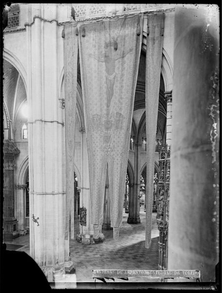 Catedral-Vista del crucero, en el lado del Evangelio, con banderas de Lepanto_CA-0173-VI