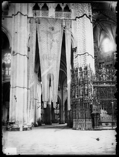 Catedral-Vista del crucero, en el lado del Evangelio, con banderas de Lepanto_CA-0175-VI