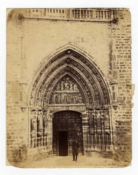 Lugar desconocido-Portada de iglesia gótica-Colección Luis Alba_LA-231171-PA