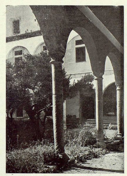 02-TRA-1922-183 - Patio del Hospital de Santa Cruz