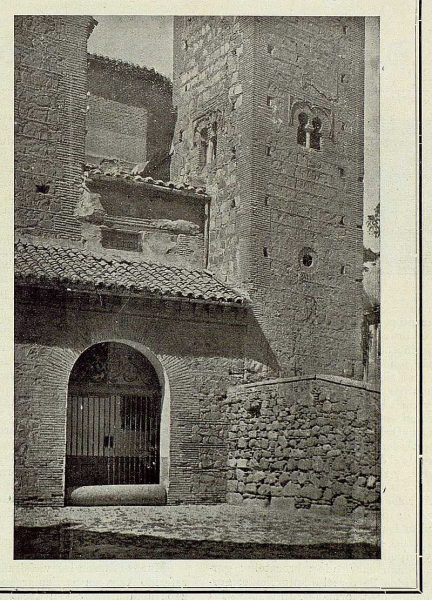 02-TRA-1925-223 - Iglesia de Santiago, entrada