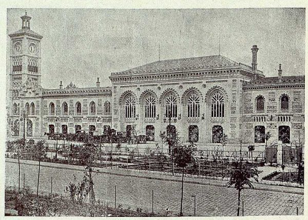 03-TRA-1920-145 - Estación de Ferrocarril, fachada principal y patio de carruajes
