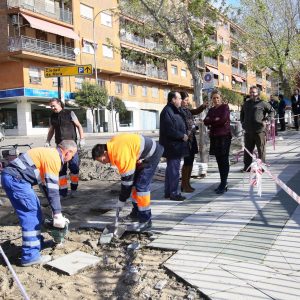 a alcaldesa visita las obras de adecentamiento del acerado que el Ayuntamiento realiza en el entorno del Parque de las Tres Culturas