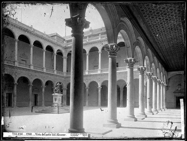 20-LAURENT - 1768 - Vista del patio del Alcázar_1