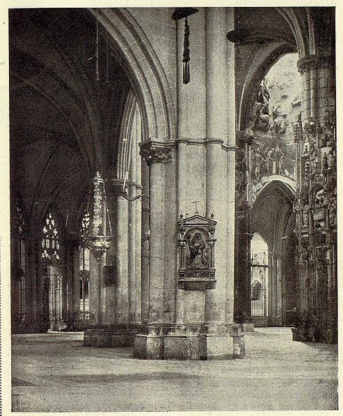 45-TRA-1928-252 - Catedral, naves