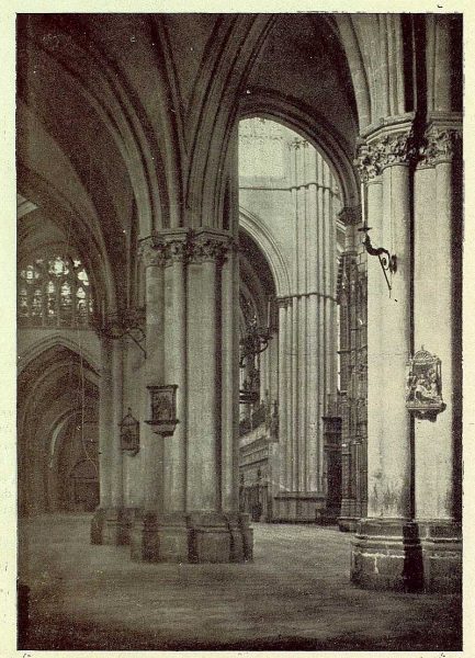 46-TRA-1930-277 - Catedral, naves