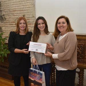 l Ayuntamiento entrega a la ganadora del primer concurso de #Toledoenamora su premio, una cena en La Fábrica de Harinas