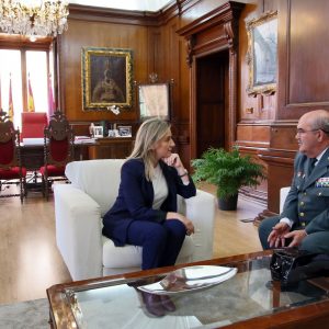 a alcaldesa recibe al general de la Guardia Civil en Castilla-La Mancha, Alfredo González, que cesa este miércoles en el cargo