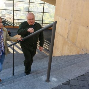 l Ayuntamiento instala dos barandillas en las escaleras del Miradero para facilitar el apoyo y sujeción a personas mayores