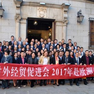 l Ayuntamiento participa en la recepción de 110 empresarios chinos del sector del mueble en la Cámara de Comercio de Toledo