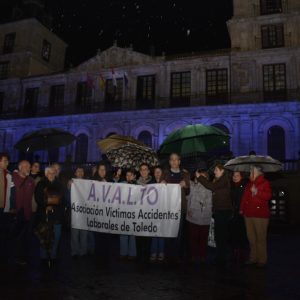 l Ayuntamiento ilumina de azul su fachada para respaldar el Día Internacional de la Salud y Seguridad Laboral