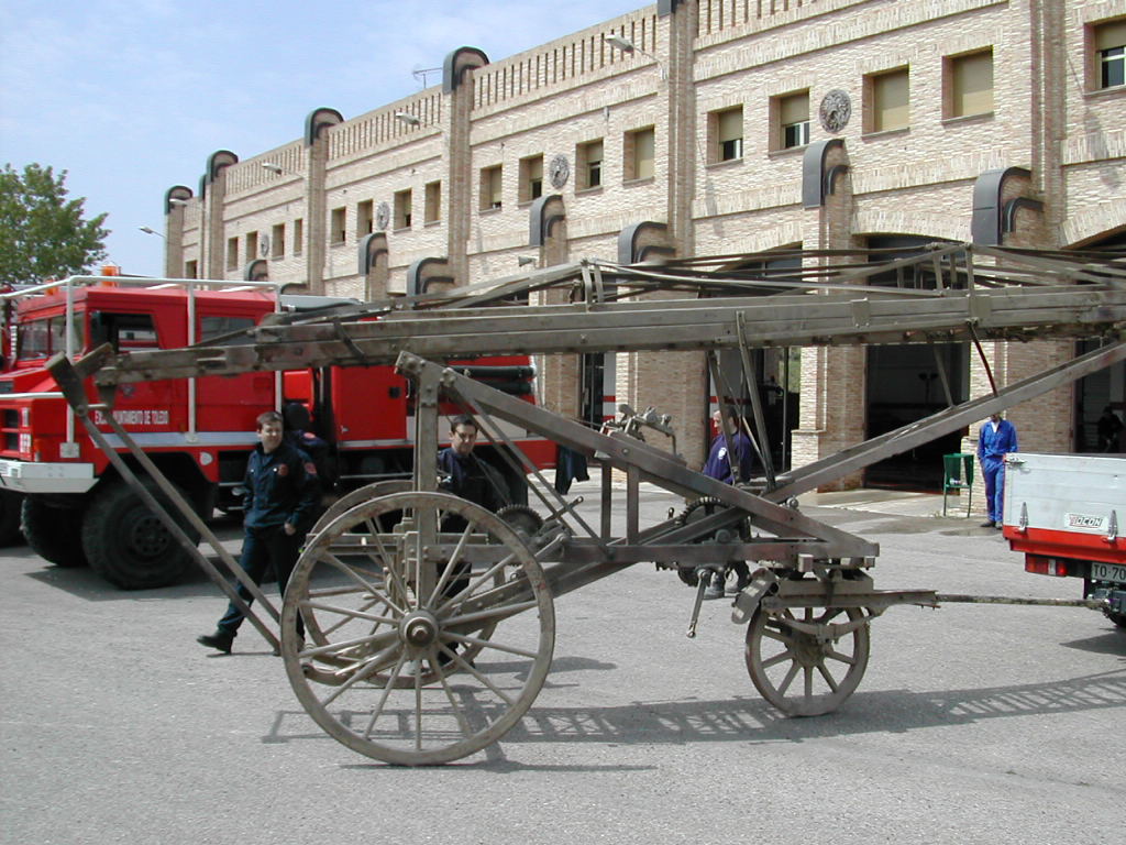 Escala Magirus 1904. Bomberos de Toledo. Turno 3, guardándola en el Parque de Bomberos