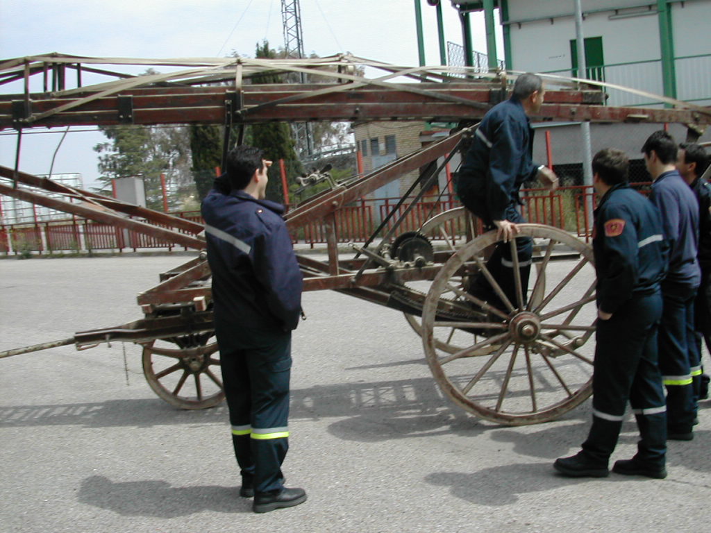 Escala Magirus 1904. Bomberos de Toledo. Turno 3, guardándola en el Parque de Bomberos