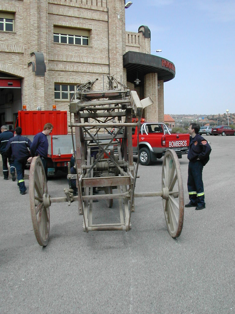 Escala Magirus 1904. Bomberos de Toledo. Turno 3, guardándola en el Parque de Bomberos