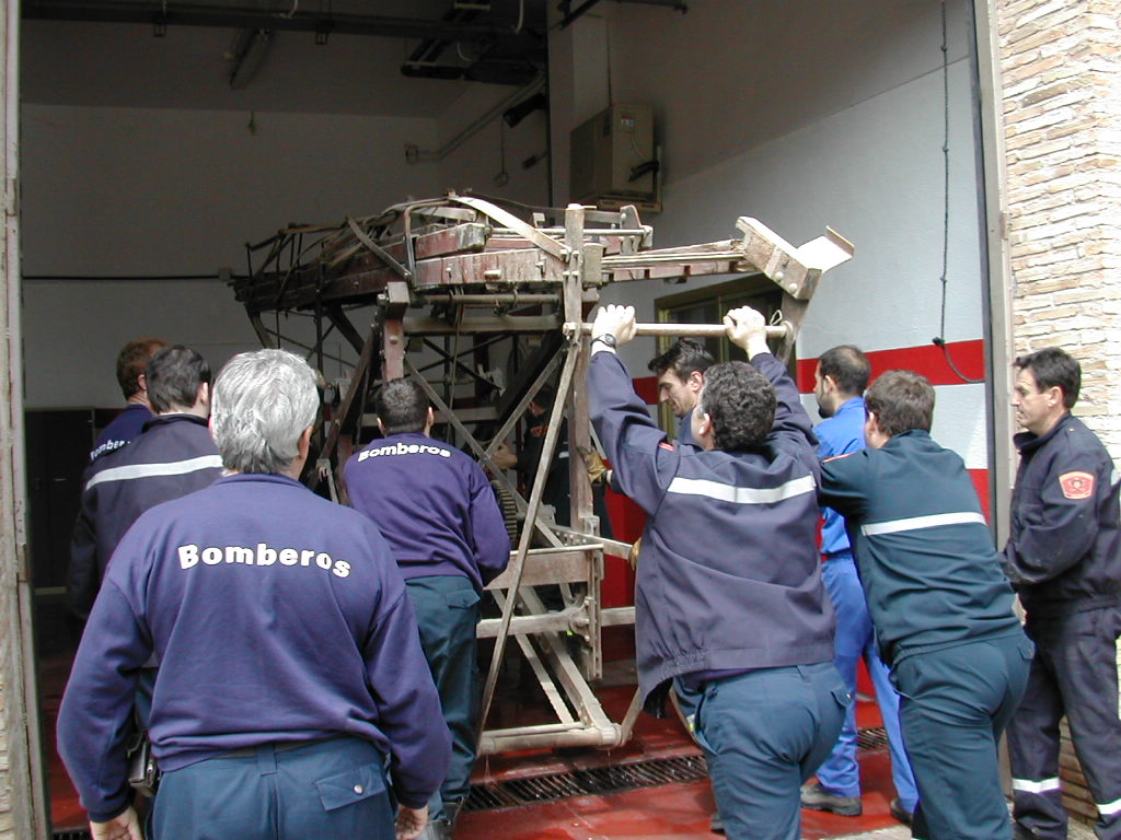 Escala Magirus 1904. Bomberos de Toledo. Turno 3, guardándola en el Parque de Bomberos