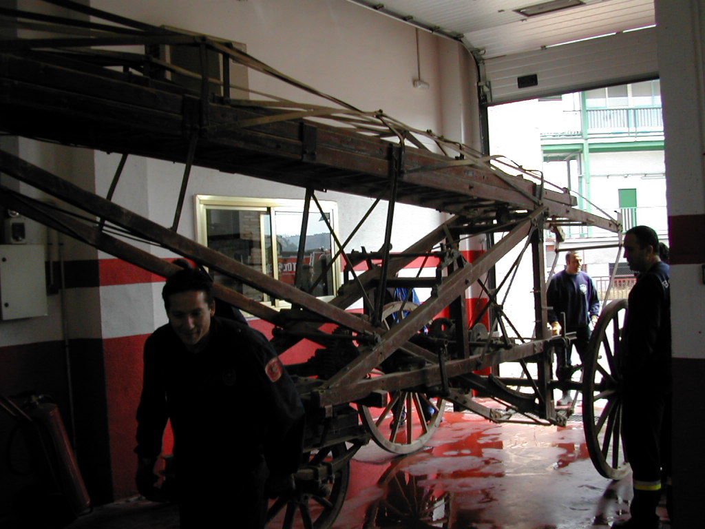 Escala Magirus 1904. Bomberos de Toledo. Turno 3, guardándola en el Parque de Bomberos