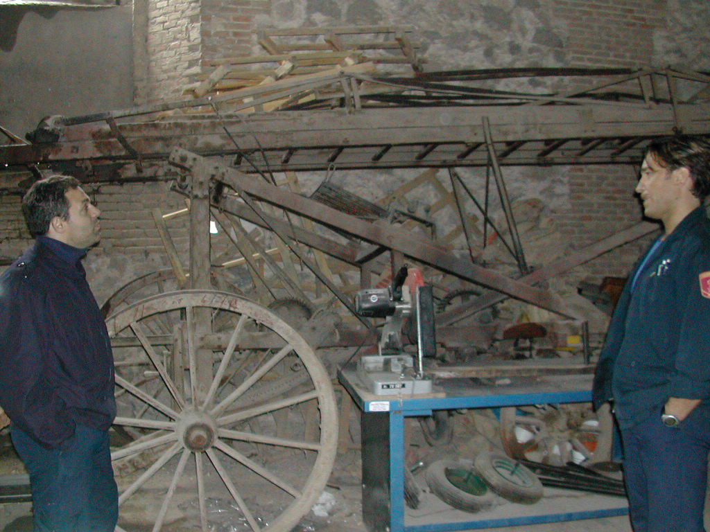 Escala Magirus 1904. Bomberos de Toledo. Almacén del Cementerio. 12-04-2002