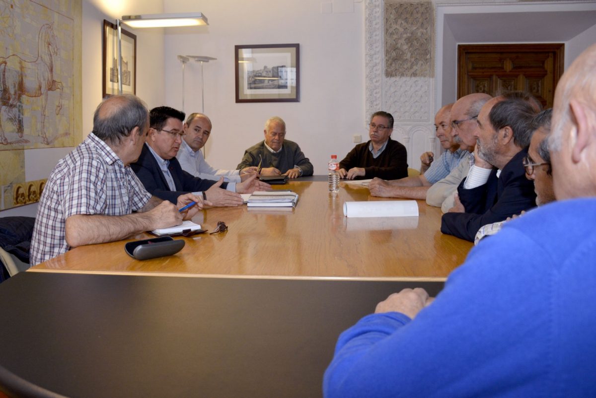 https://www.toledo.es/wp-content/uploads/2017/04/reunion_pom_vecinos-1200x802.jpg. El equipo de Gobierno traslada al colectivo vecinal información actualizada sobre la situación del planeamiento urbanístico