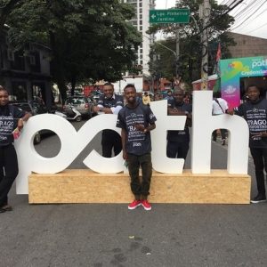 os refugiados contribuyen a la organización del mayor festival de innovación de América Latina