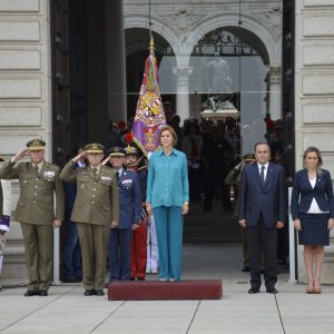 a alcaldesa participa en el acto del relevo de guardia a cargo del Regimiento de Infantería ‘Inmemorial del Rey’ número 1