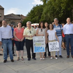 iembros de la Corporación municipal participan en la manifestación en defensa del Tajo que ha reunido a cientos de personas en torno al río