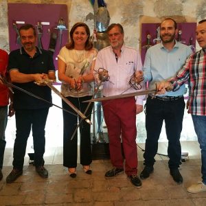 l Ayuntamiento promueve la Exposición de Espadería de Toledo que puede visitarse en el Puente de San Martín hasta el 25 de junio