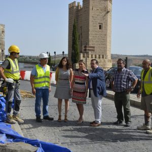 a alcaldesa supervisa las obras de estabilización del talud de Doce Cantos en el que se colocarán dos mallas para su sujeción