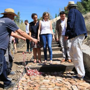 a alcaldesa visita las obras que realiza el Ayuntamiento para mejorar el acceso a los molinos de Santa Ana desde San Martín