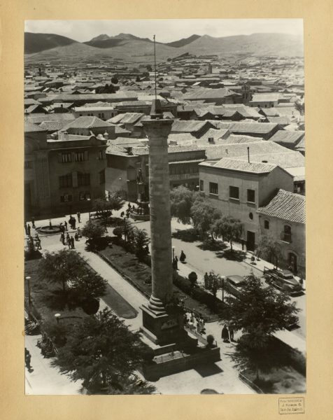 08 - Monumento en la plaza del 6 de agosto