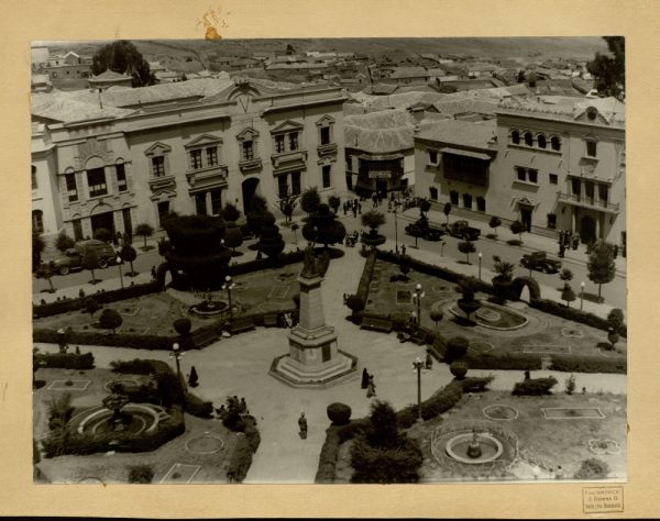 13 - Vista de la plaza del 10 de noviembre. Alcaldía y Prefectura