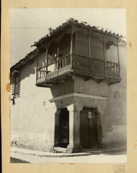 40 - Casa con balcón virreinal esquinero