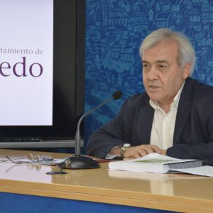 yuntamiento presenta el proyecto de un nuevo campo polivalente para la práctica de hockey y fútbol en la Escuela de Gimnasia