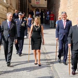 a alcaldesa cumple con la tradición de los botijos en la Catedral y alude al orgullo de ciudad en la fiesta de la patrona de Toledo