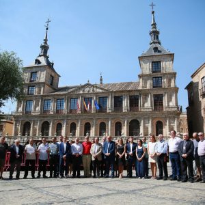 oledo expresa su solidaridad con Barcelona y Cambrils en una emotiva concentración en la plaza del Ayuntamiento