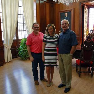 a alcaldesa recibe en el Ayuntamiento al sacerdote y misionero javeriano Luis Pérez tras su llegada a Toledo