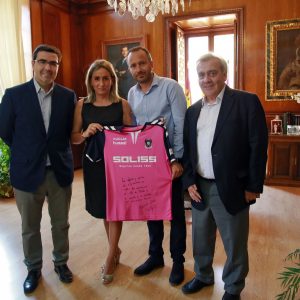 a alcaldesa recibe la camiseta con la que el Club Deportivo Toledo se suma al 30 Aniversario de Ciudad Patrimonio