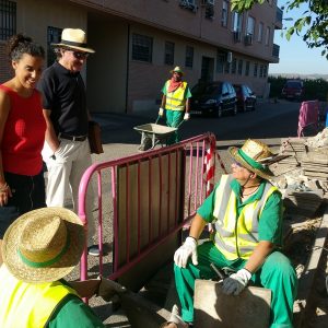 l Gobierno local supervisa los numerosos arreglos de albañilería que el Ayuntamiento acomete en Azucaica con el Plan del Empleo